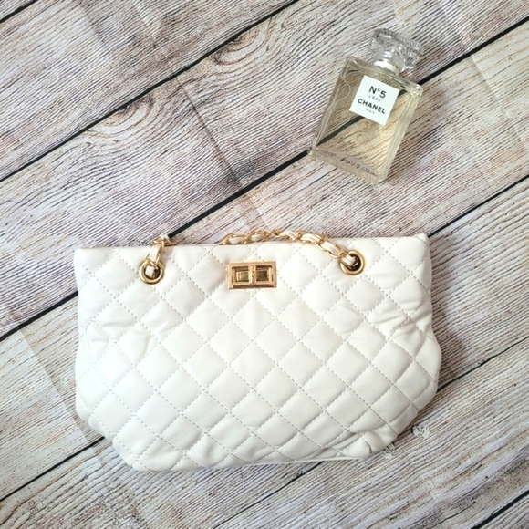 ✨️ White Quilted Vegan leather small tote✨️ - Picture 4 of 12